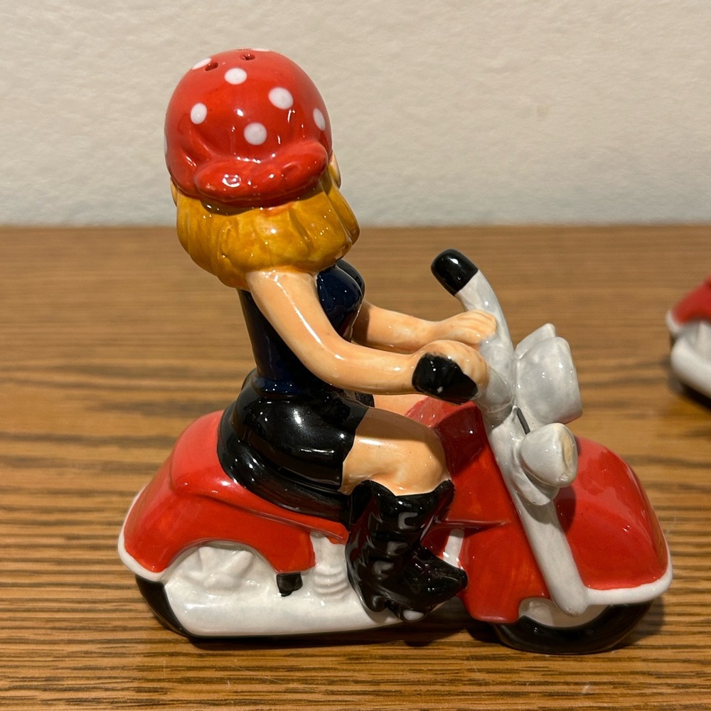 Mwah Magnetic Kissing Motorcyclist Salt & Pepper Shakers - Picture 3 of 10